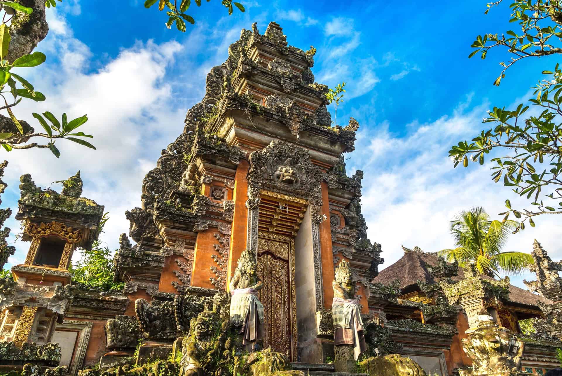 bali en mars temple saraswati
