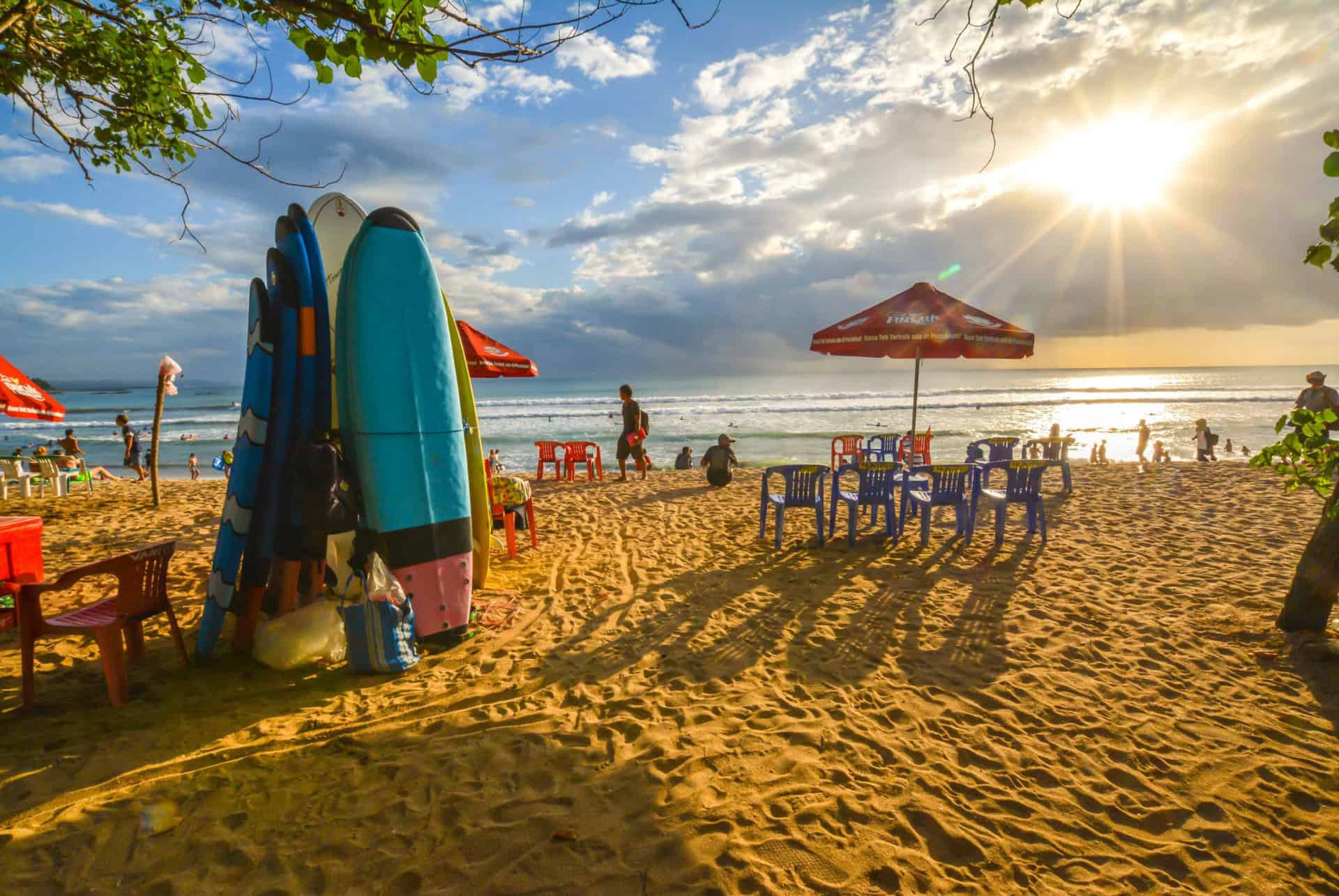 faire du surf a kuta beach a bali en mars