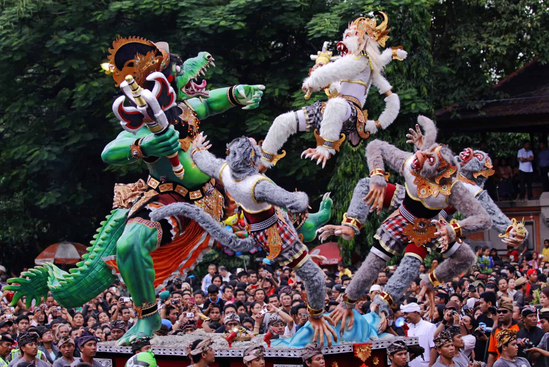 parades des ogoh ogoh a bali en mars