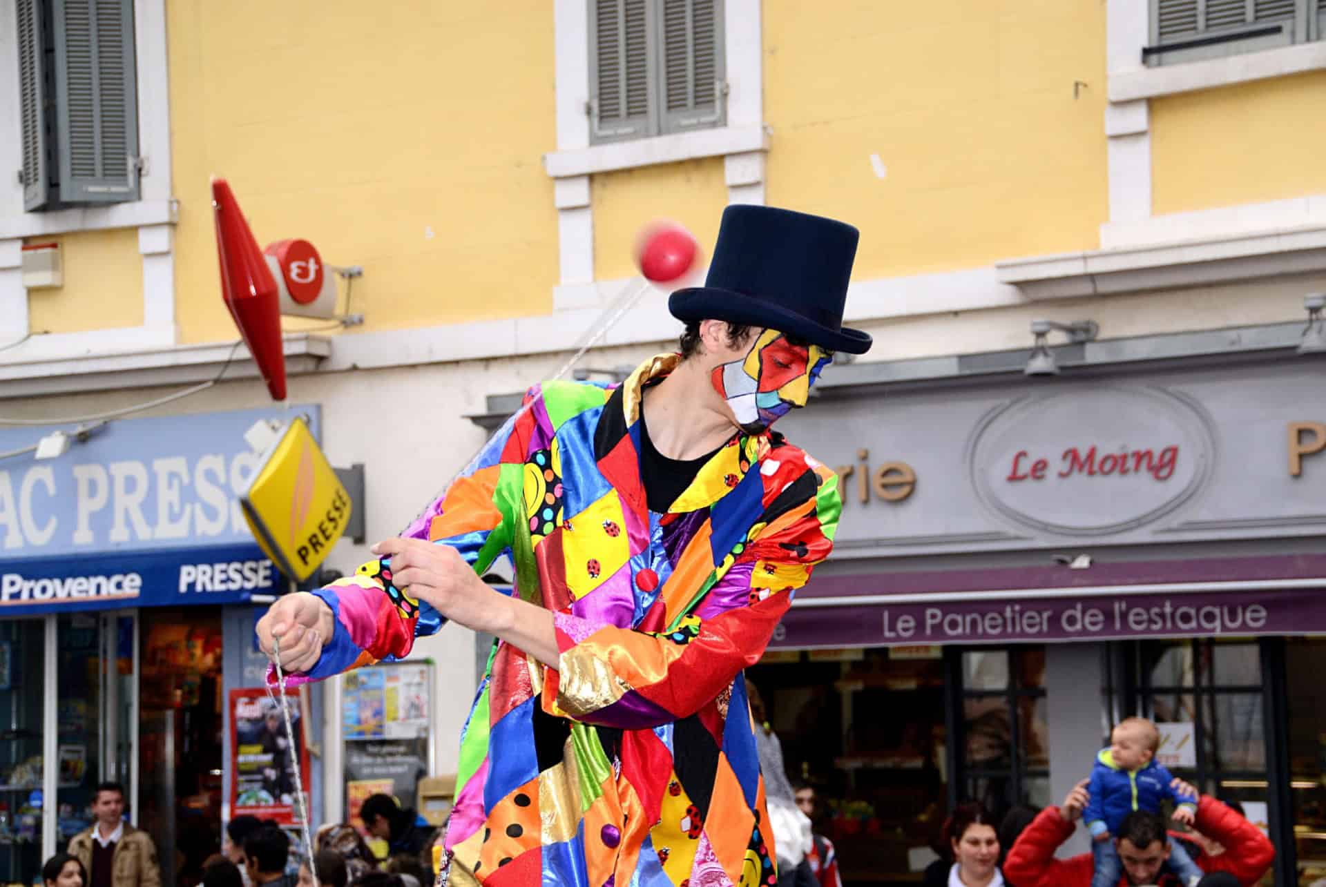 acteur sur des echasses au carnaval de marseille en juin