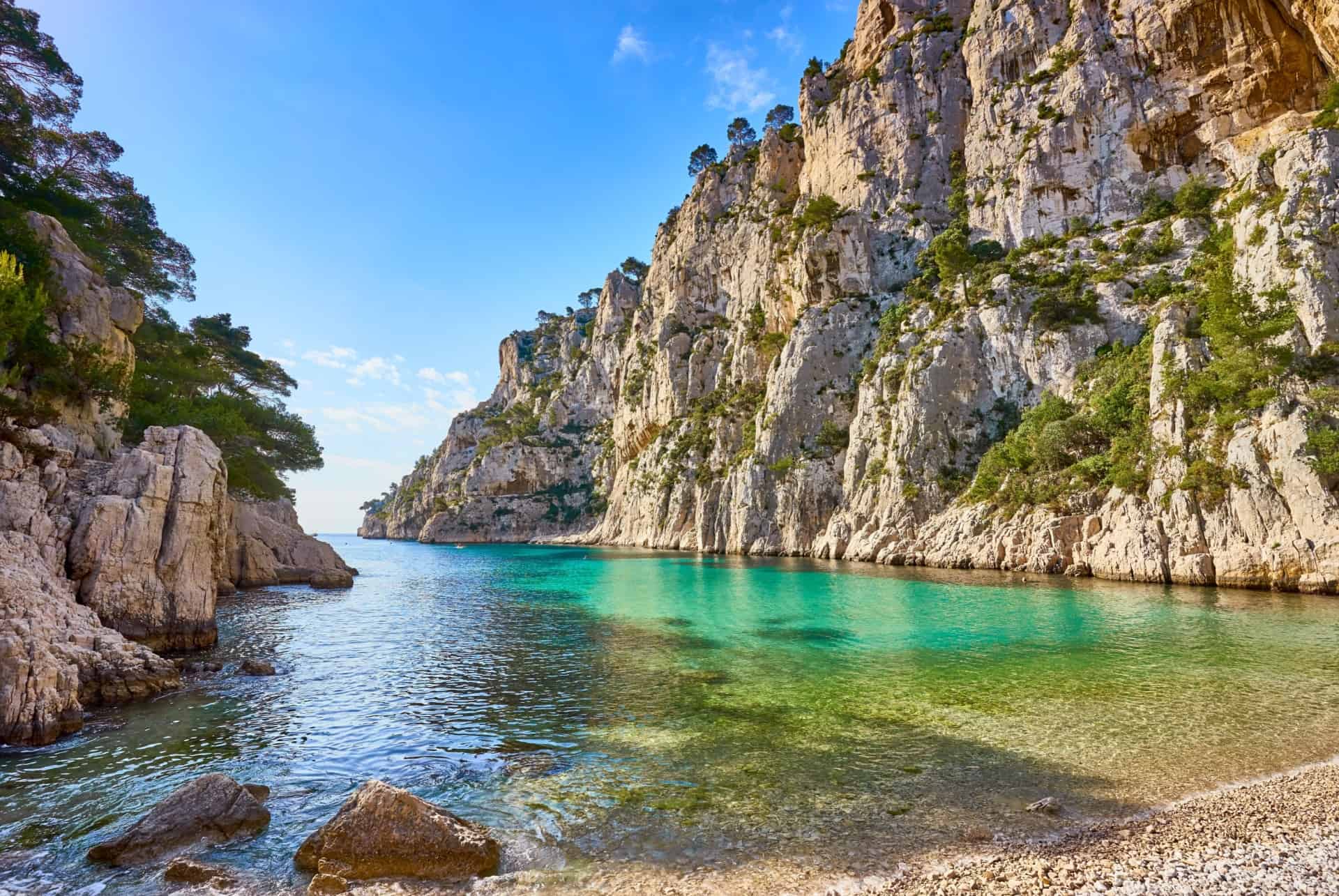 calanque en vau a marseille en juin