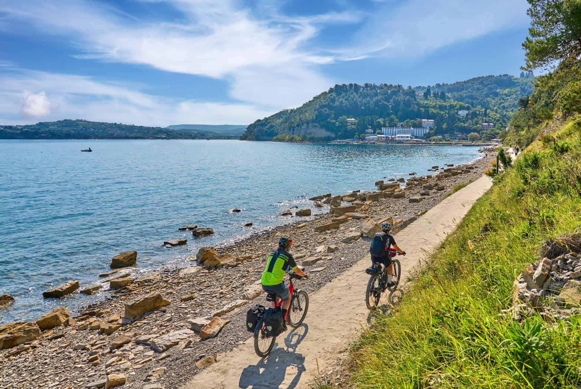 cyclistes pedalant le long de la cote adriatique en slovenie