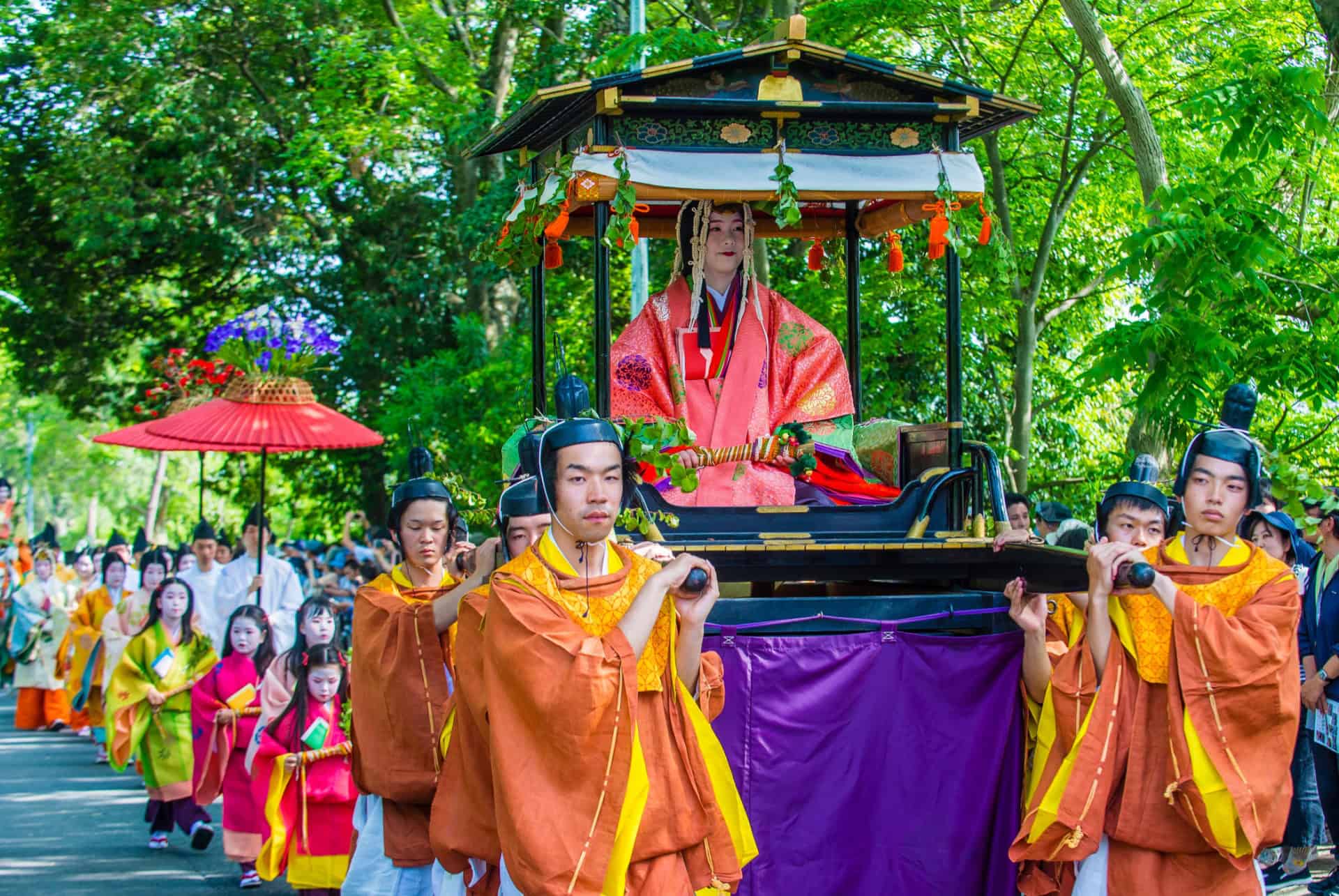 defile en habits traditionnels au festival ao matsuri a kyoto