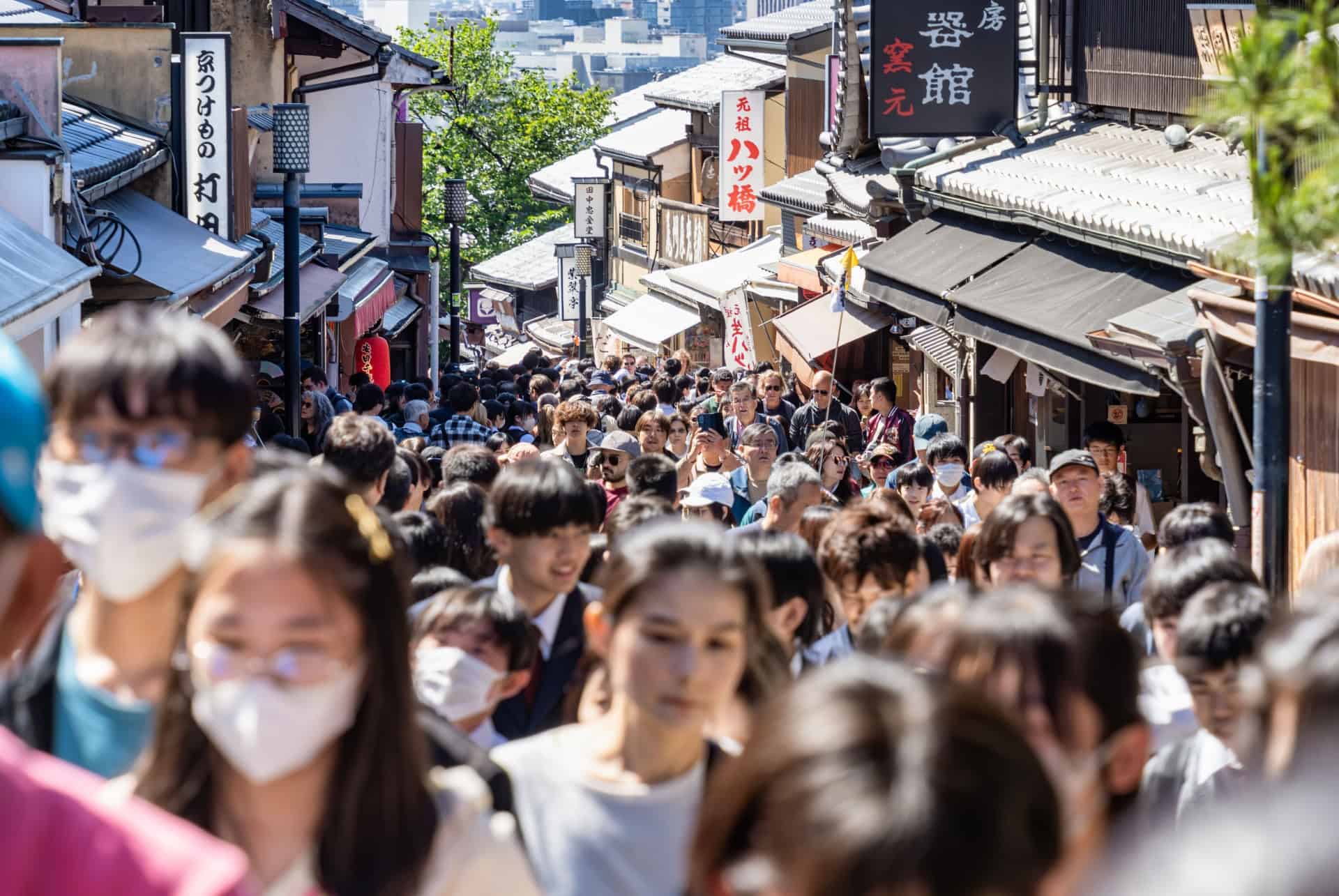 foule de touristes dans les rues de kyoto