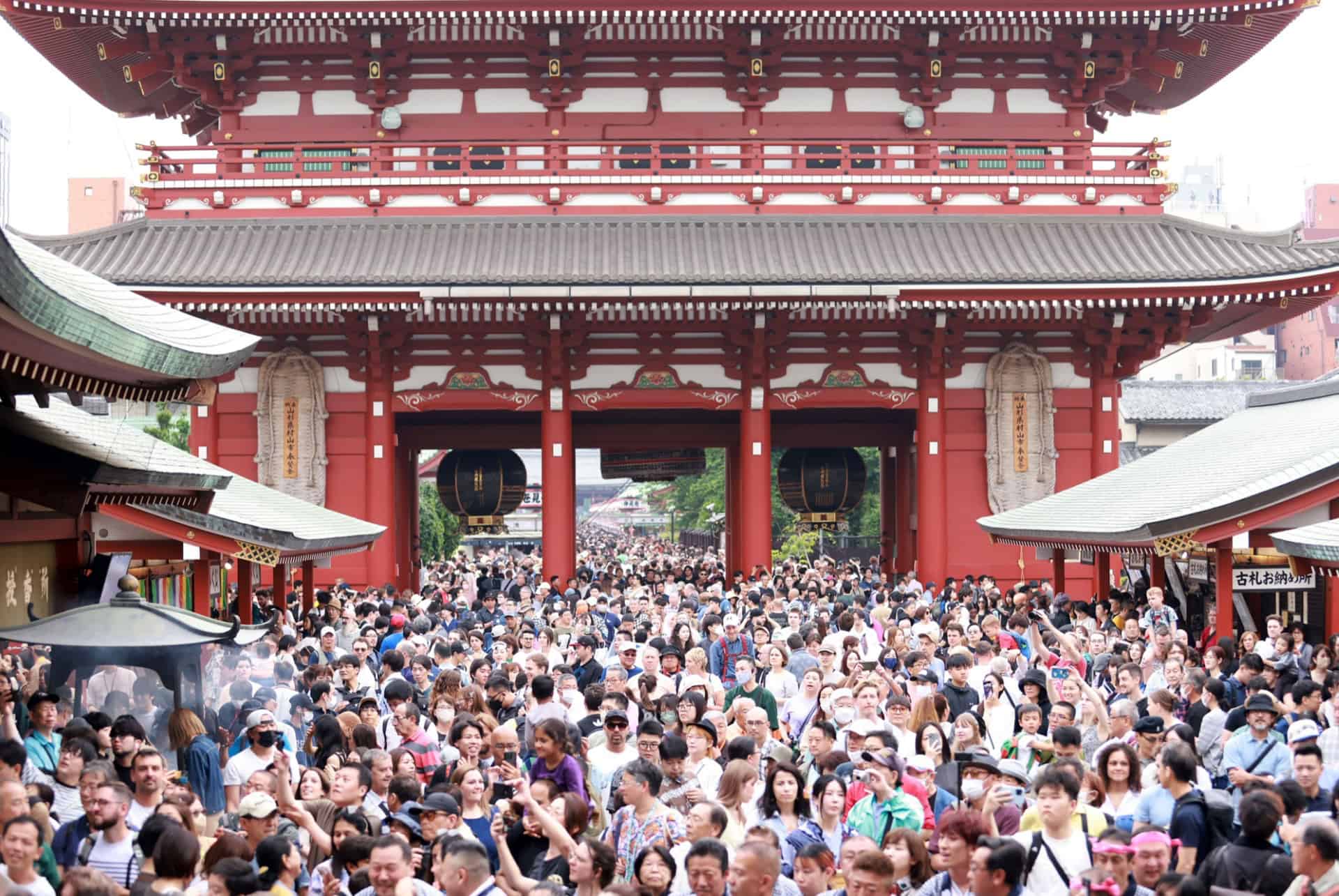 foule de visiteurs dans un grand temple de tokyo