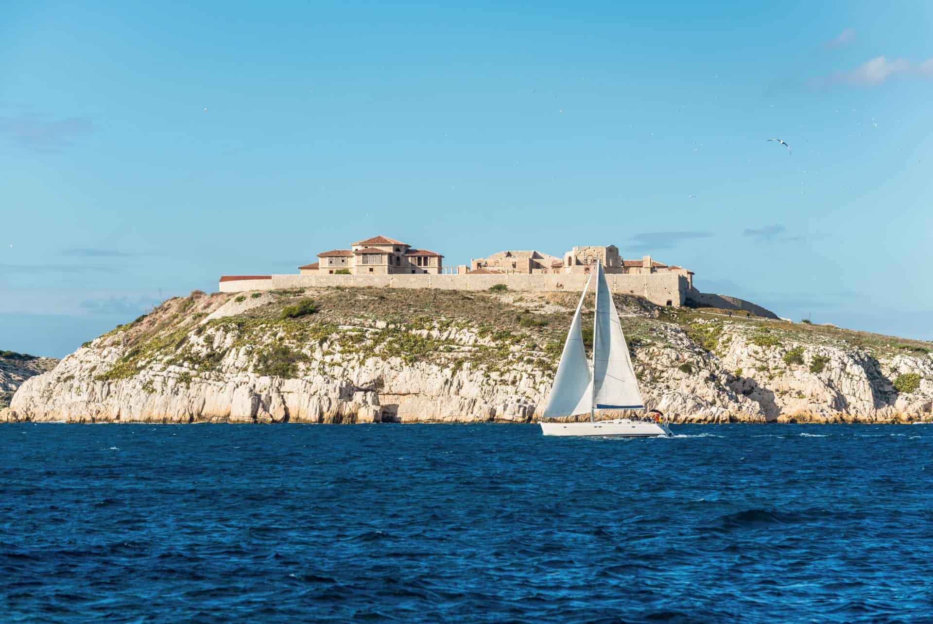 ile de ratonneau pres de marseille en juin