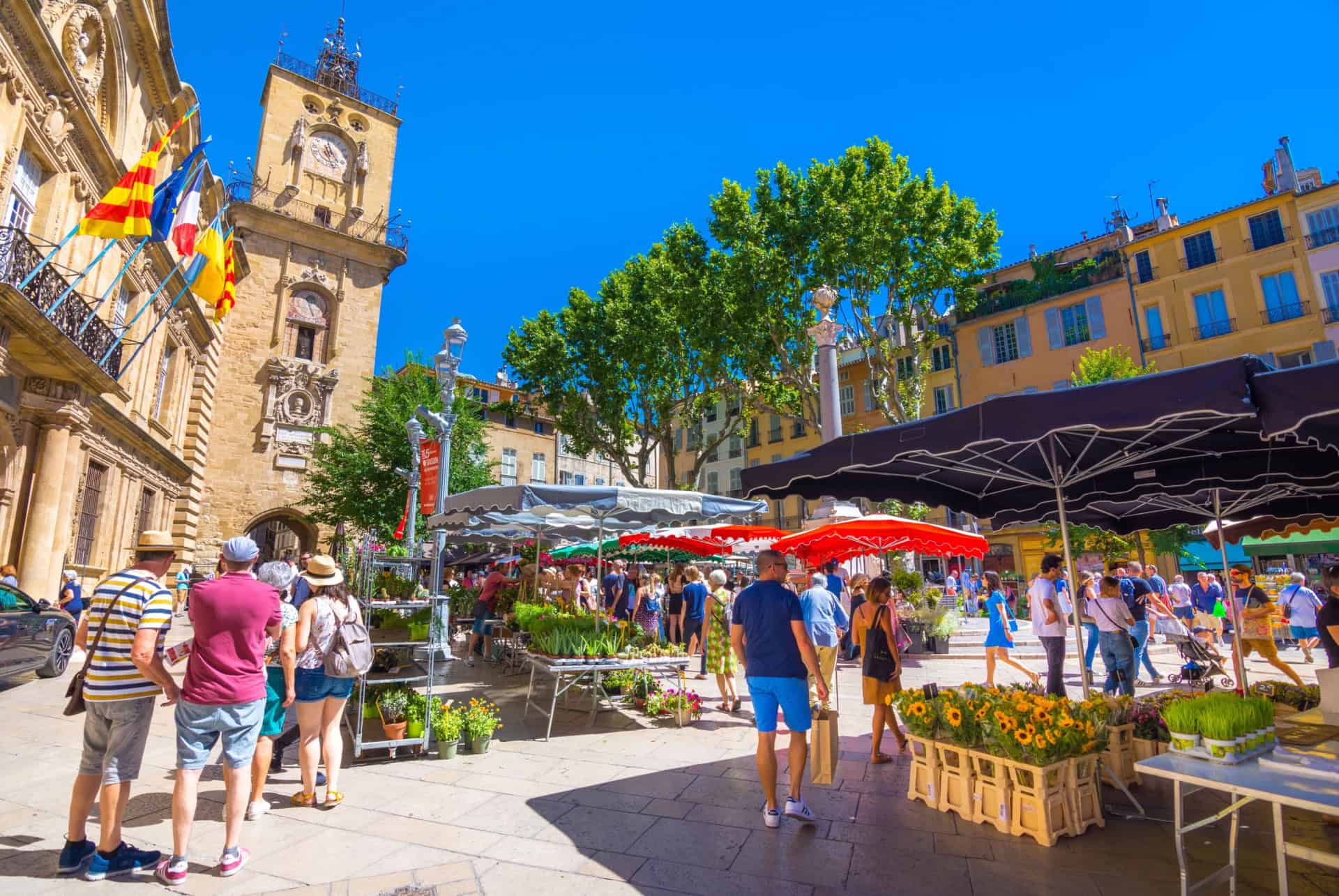 marche sur une place de aix en provence