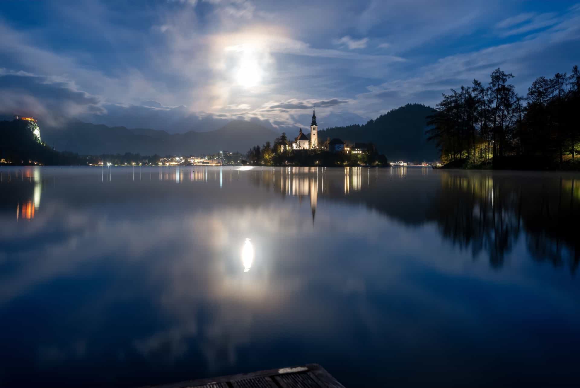 naviguer sur le lac bled de nuit