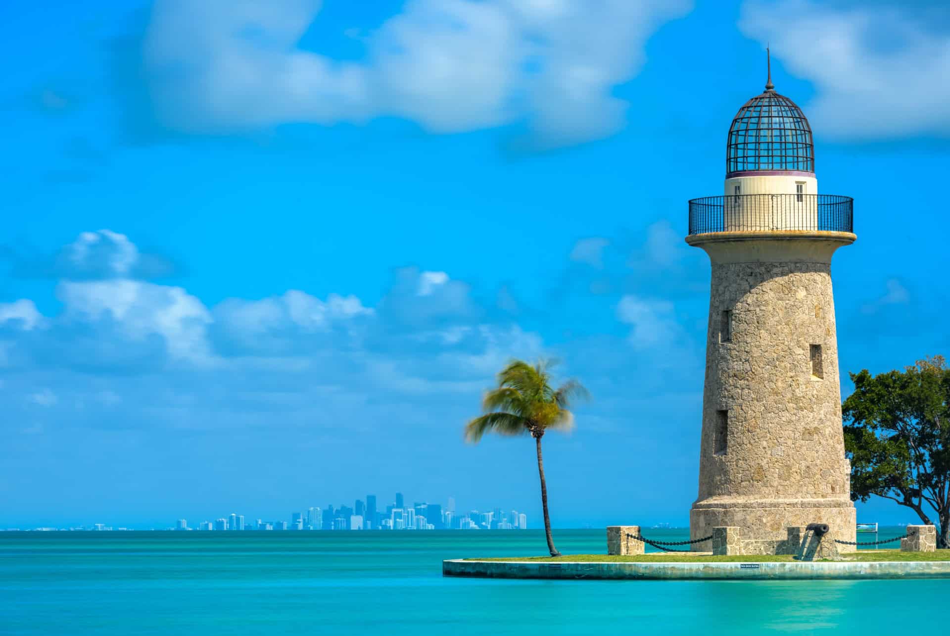 phare de boca chita avec la skyline de miami en fond