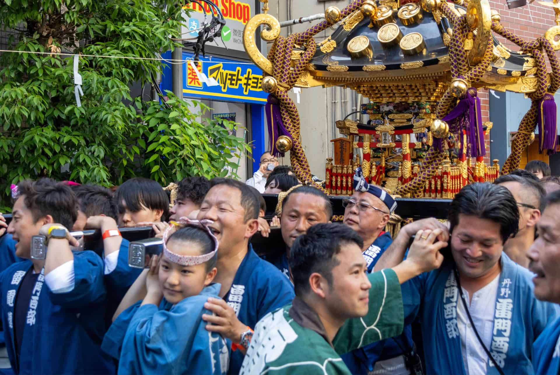 shinto sanja matsuri a tokyo au japon en mai