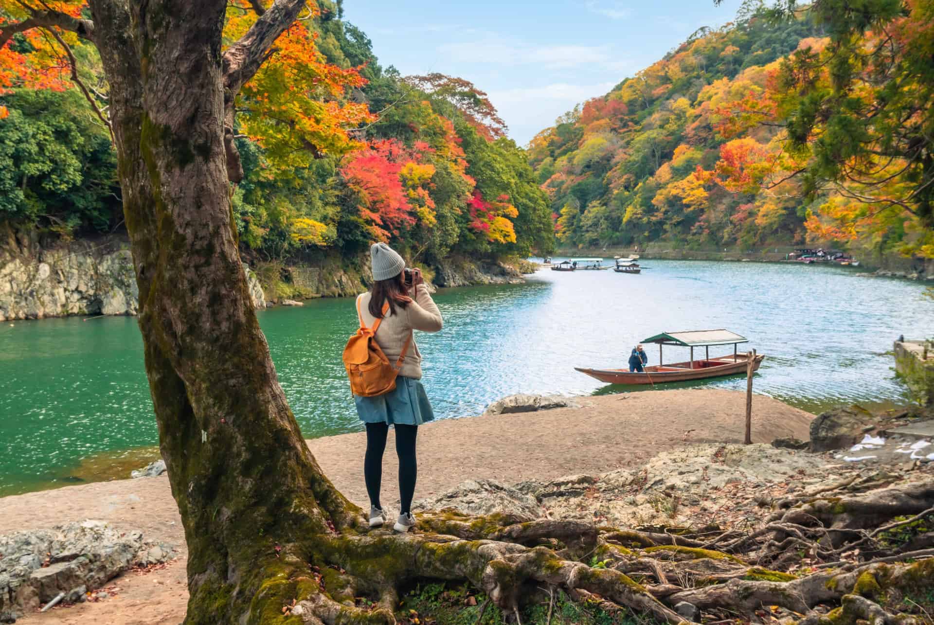 touriste prenant des photos a arashiyama au japon