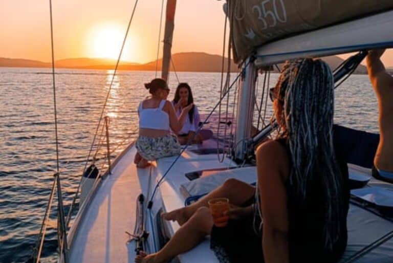 Voilier au coucher du soleil à Alghero