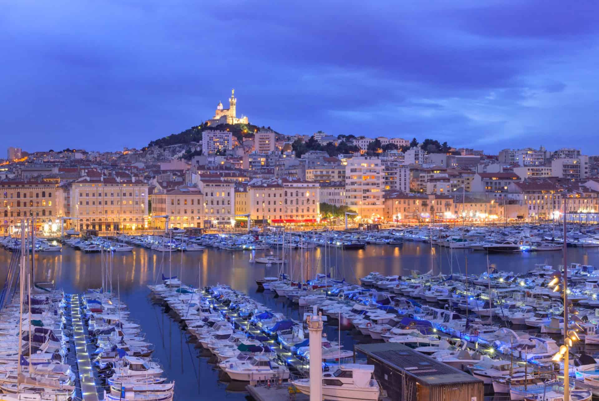 vue sur marseille de nuit