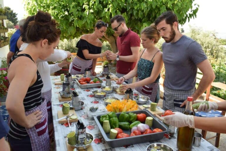 Cours de cuisine dans une ferme du village de Stylos