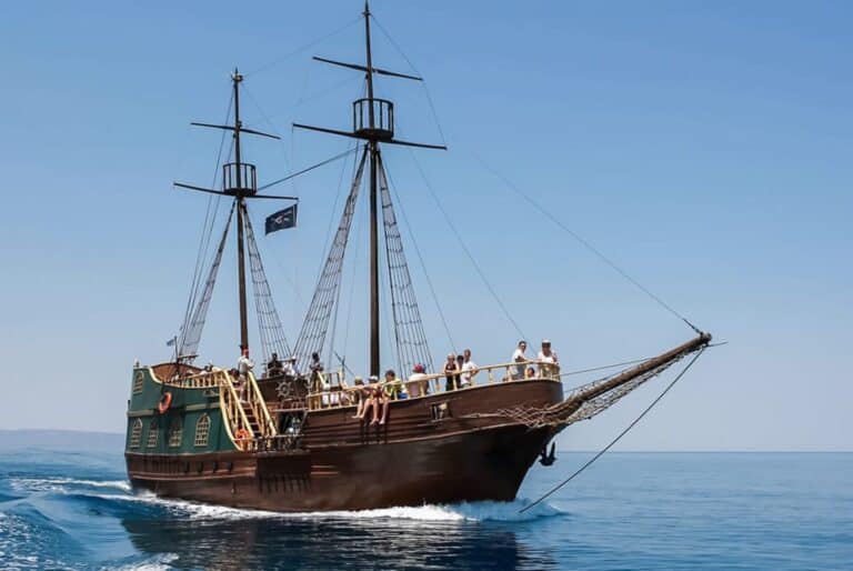 Croisière en bateau pirate au coucher du soleil