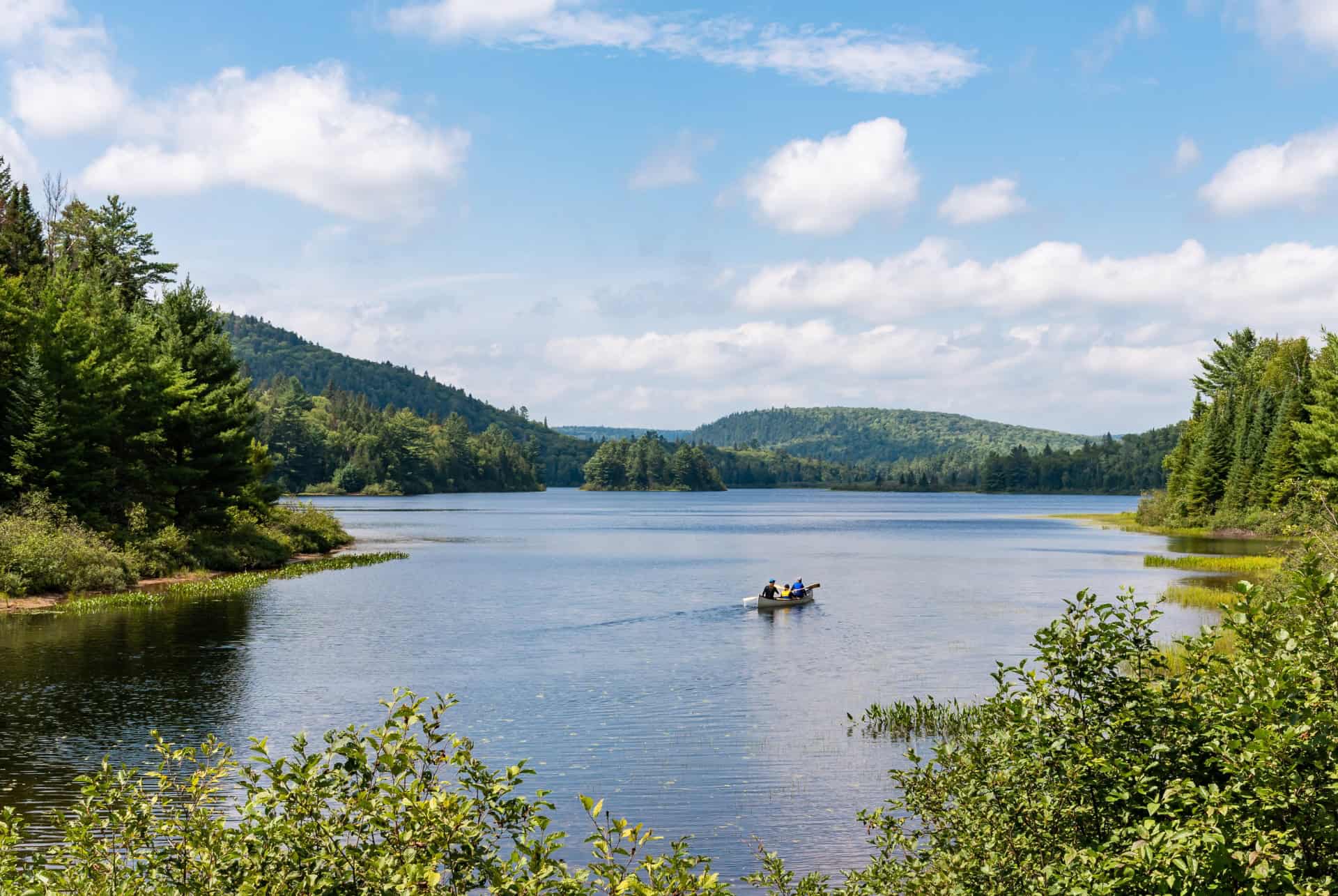 kayak sur le lac wapizagonke au parc de la mauricie