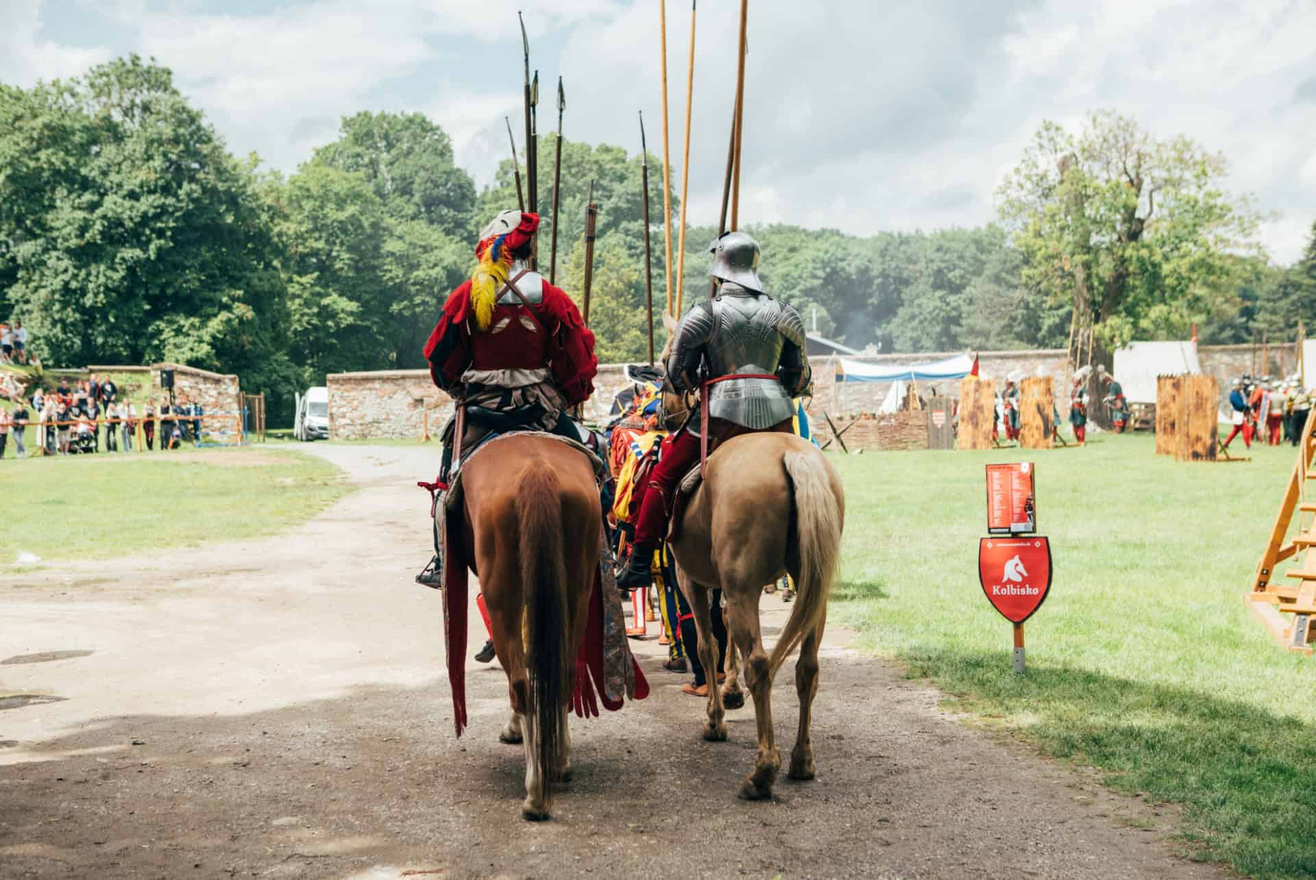 spectacle medieval chateau pierre rouge
