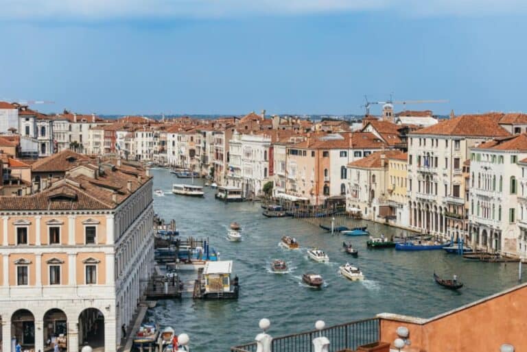 Visite exclusive des toits-terrasses avec Prosecco
