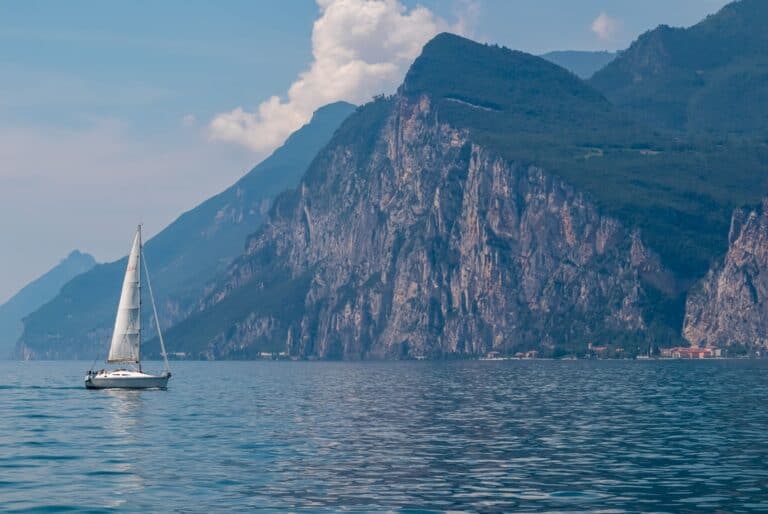Croisière en voilier traditionnel au coucher de soleil