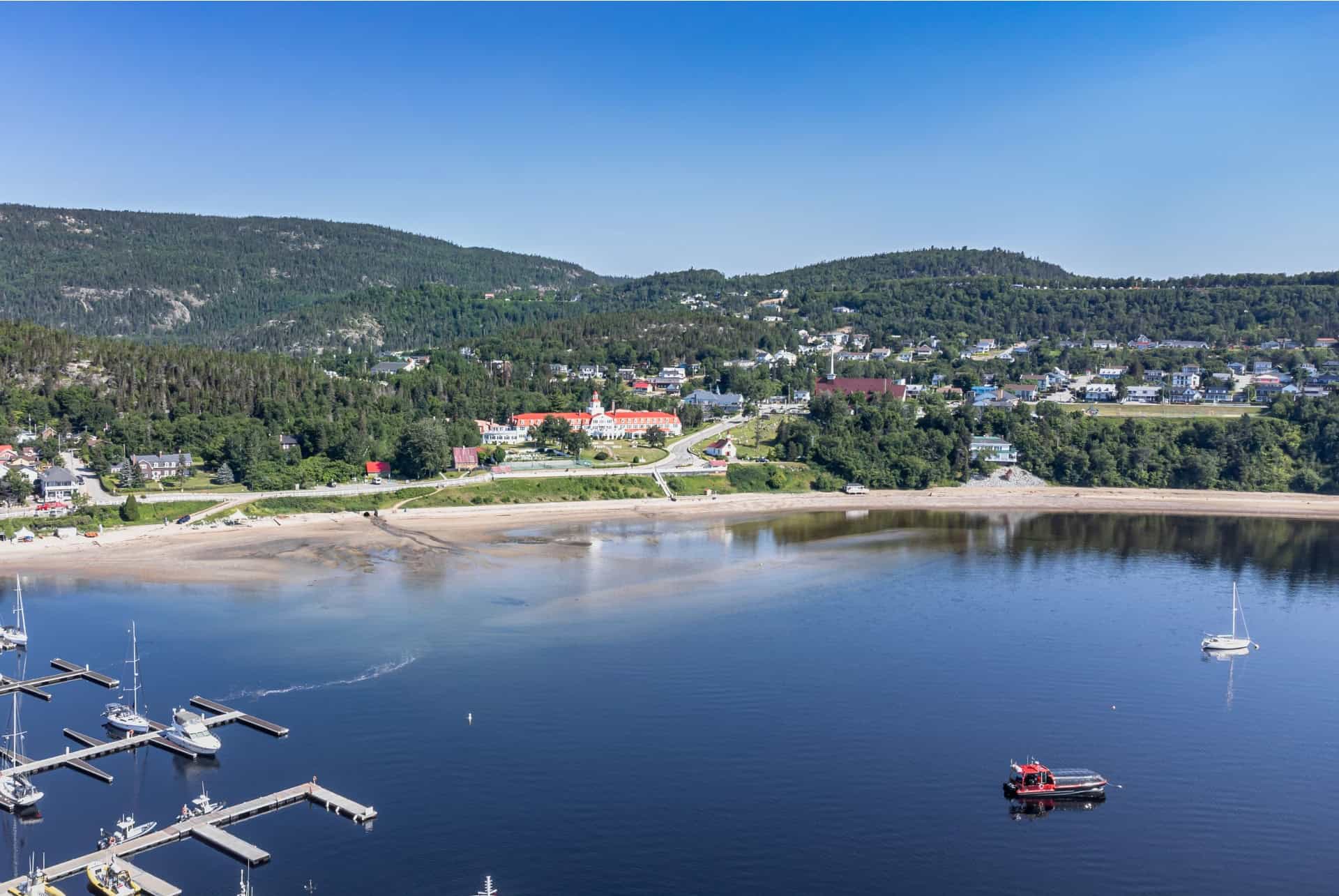 vue aerienne sur la baie de tadoussac et le port de plaisance