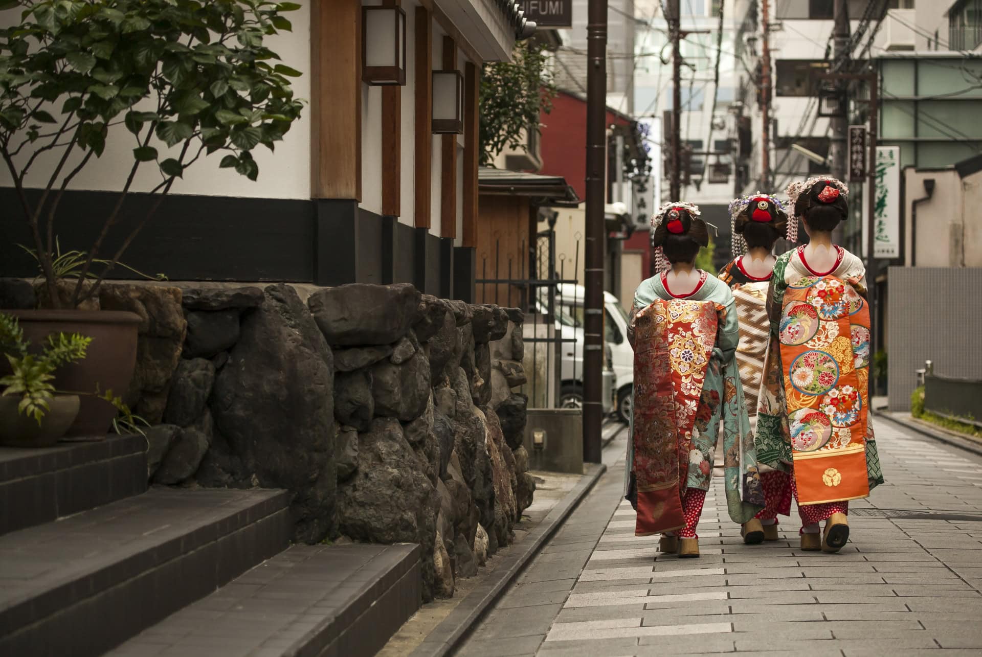 geishas vue de dos dans une rue de kyoto
