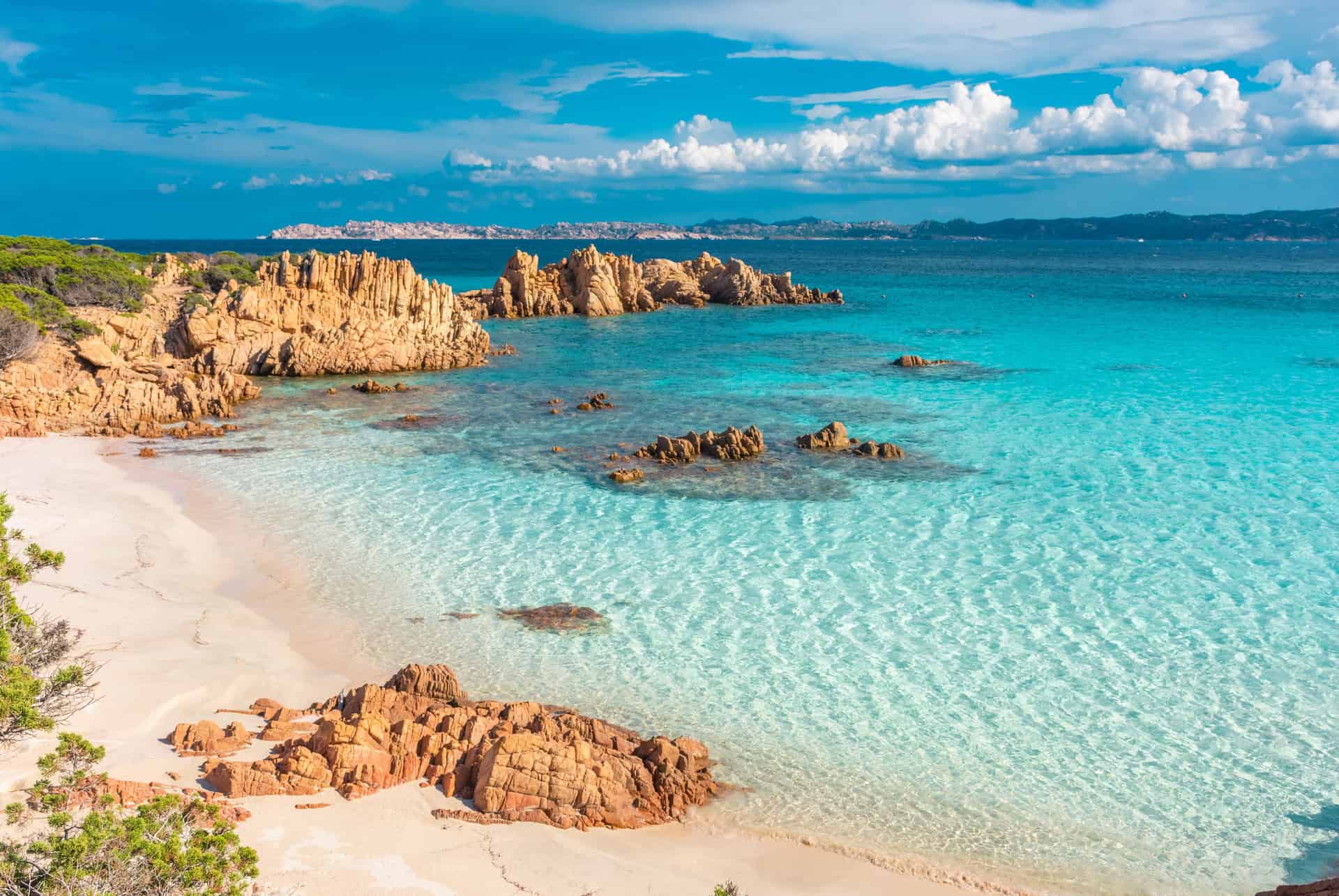 plage de sable rose sur ile de budelli en sardaigne en juin