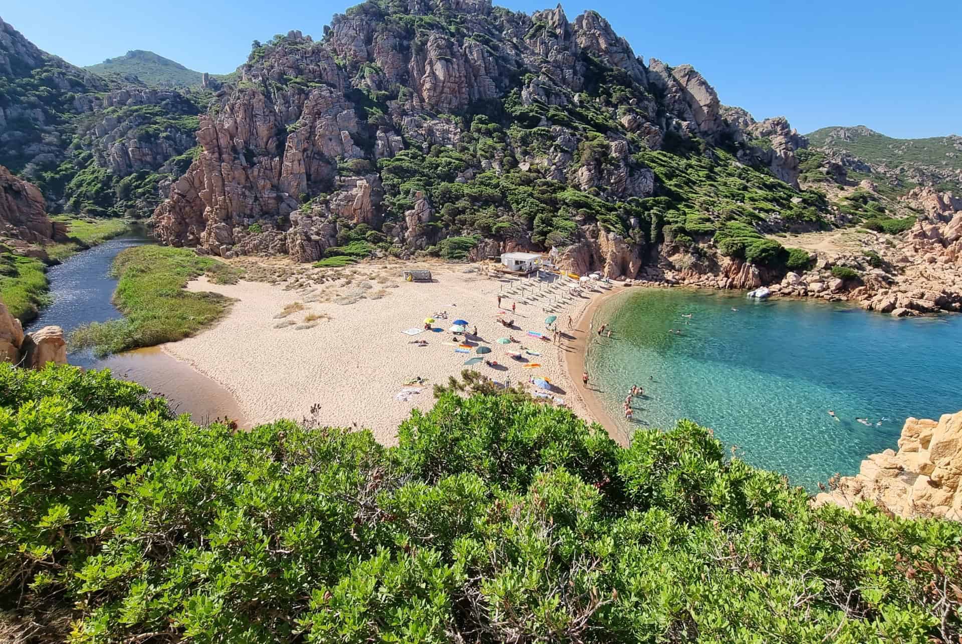 plage de sardaigne en juin