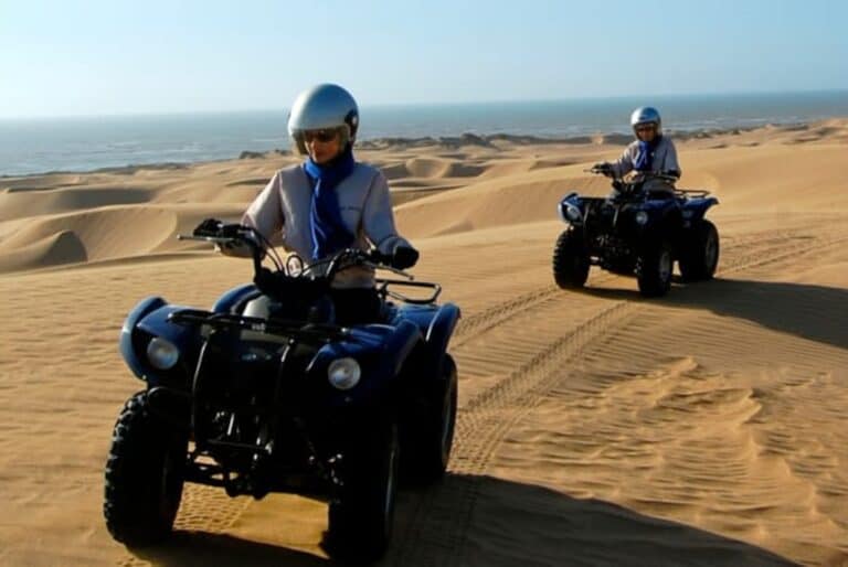 Quad sur la plage et les grandes dunes
