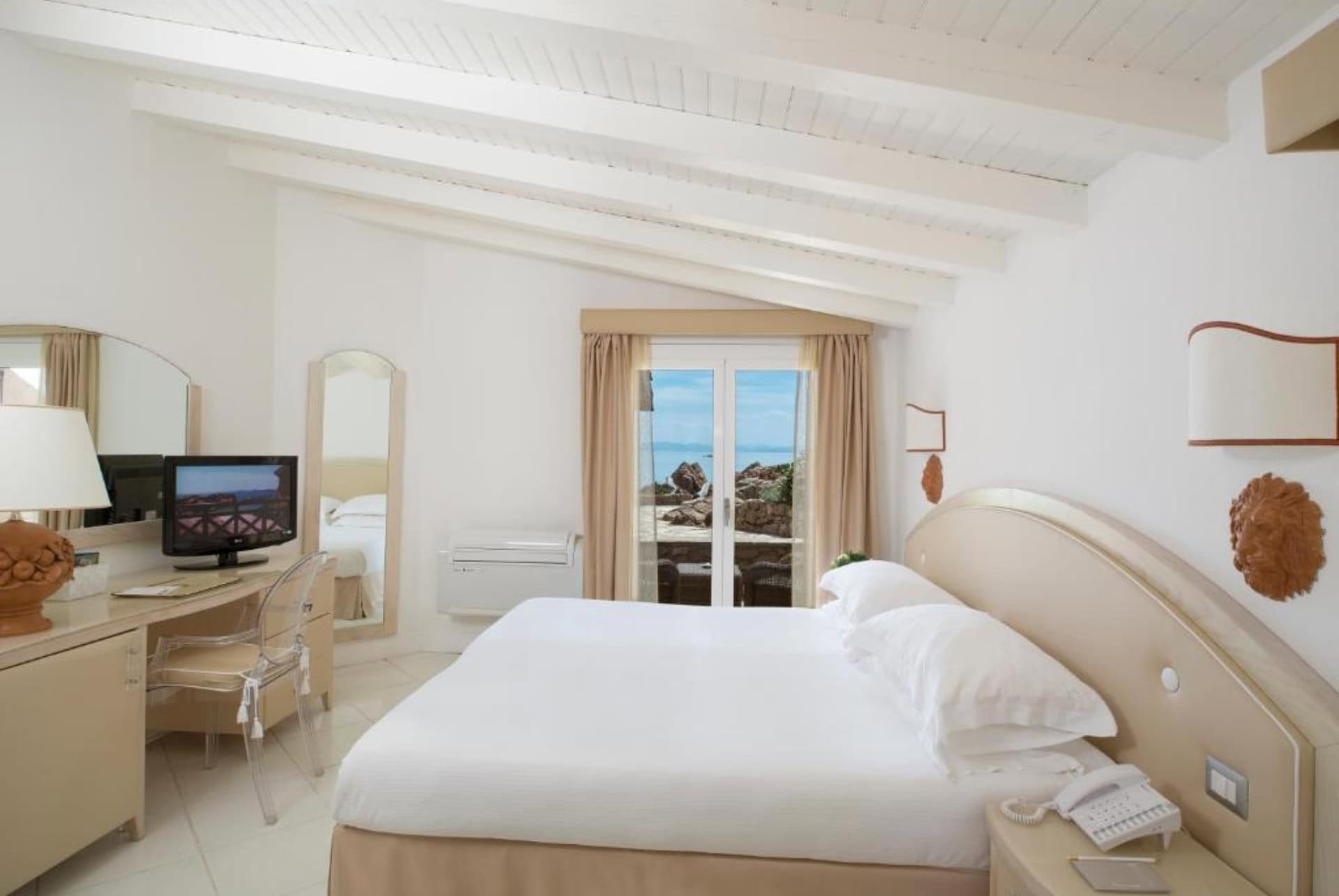 hotel iles lavezzi