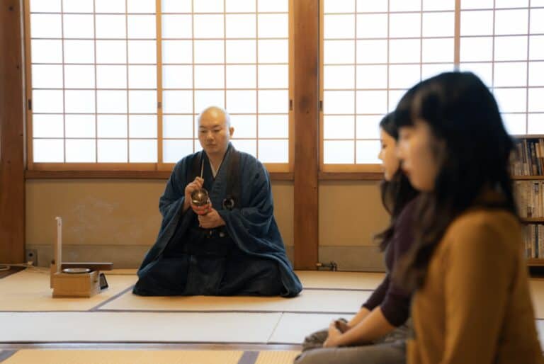 Méditation avec un moine dans un temple d'Asakusa