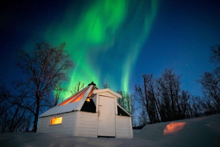 Motoneige dans les Alpes de Lyngen et nuit au Crystal Lavvo