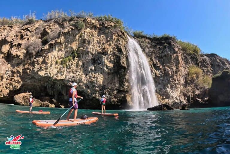 Paddle surf sur les falaises de Maro
