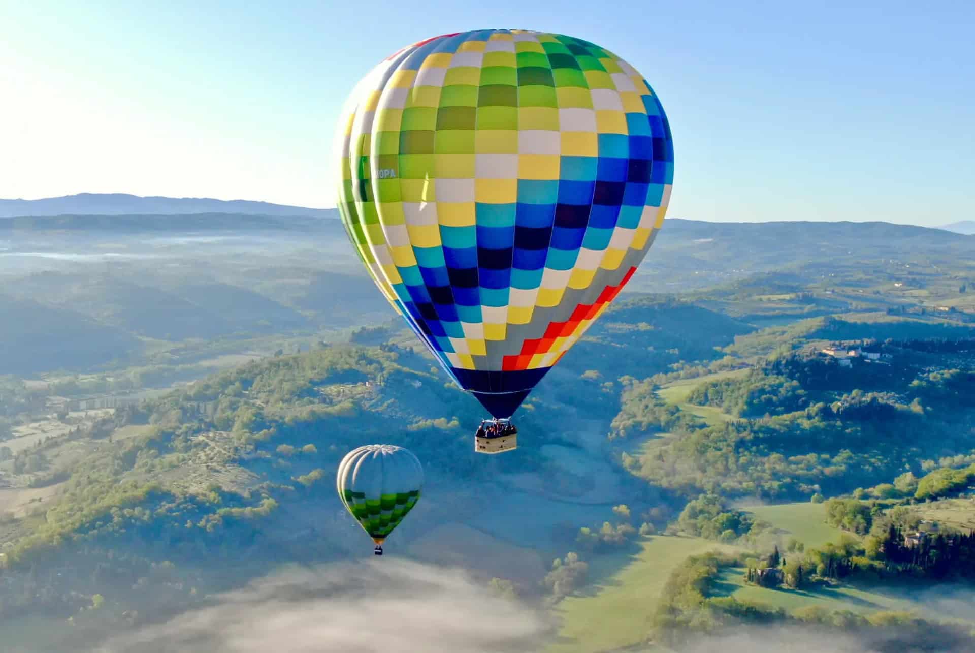 vol en montgolfiere au dessus de la toscane
