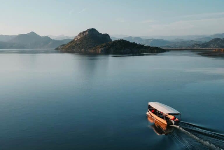Tour du lac Skada en bateau