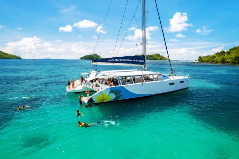 Catamaran vers le parc Sainte Anne et l’île Moyenne