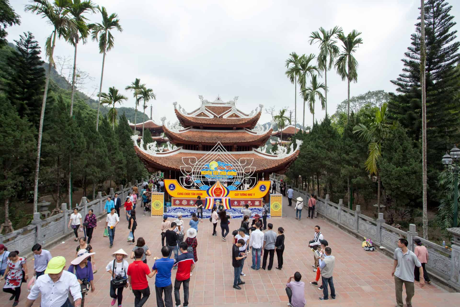 chua huong festival