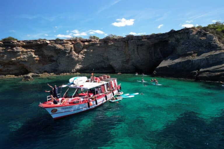 Croisière guidée des criques secrètes avec open bar et tapas