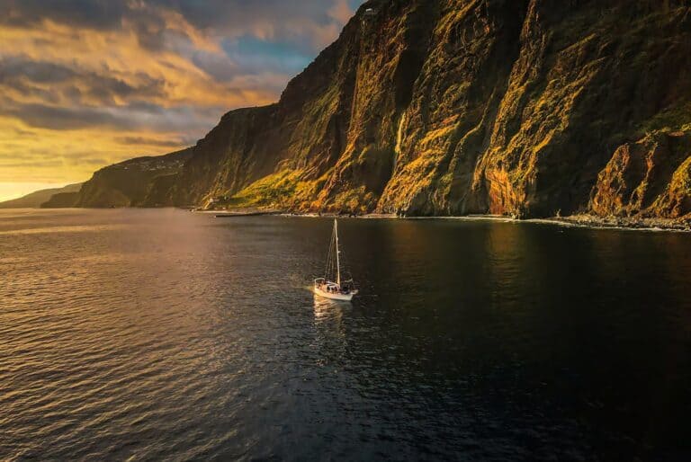 Croisière en voilier au coucher de soleil