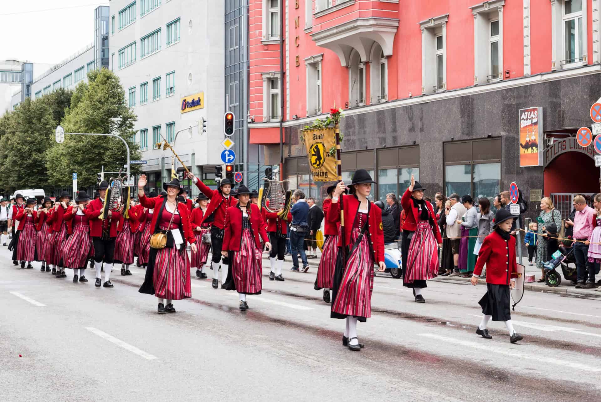 defile costume oktoberfest munich