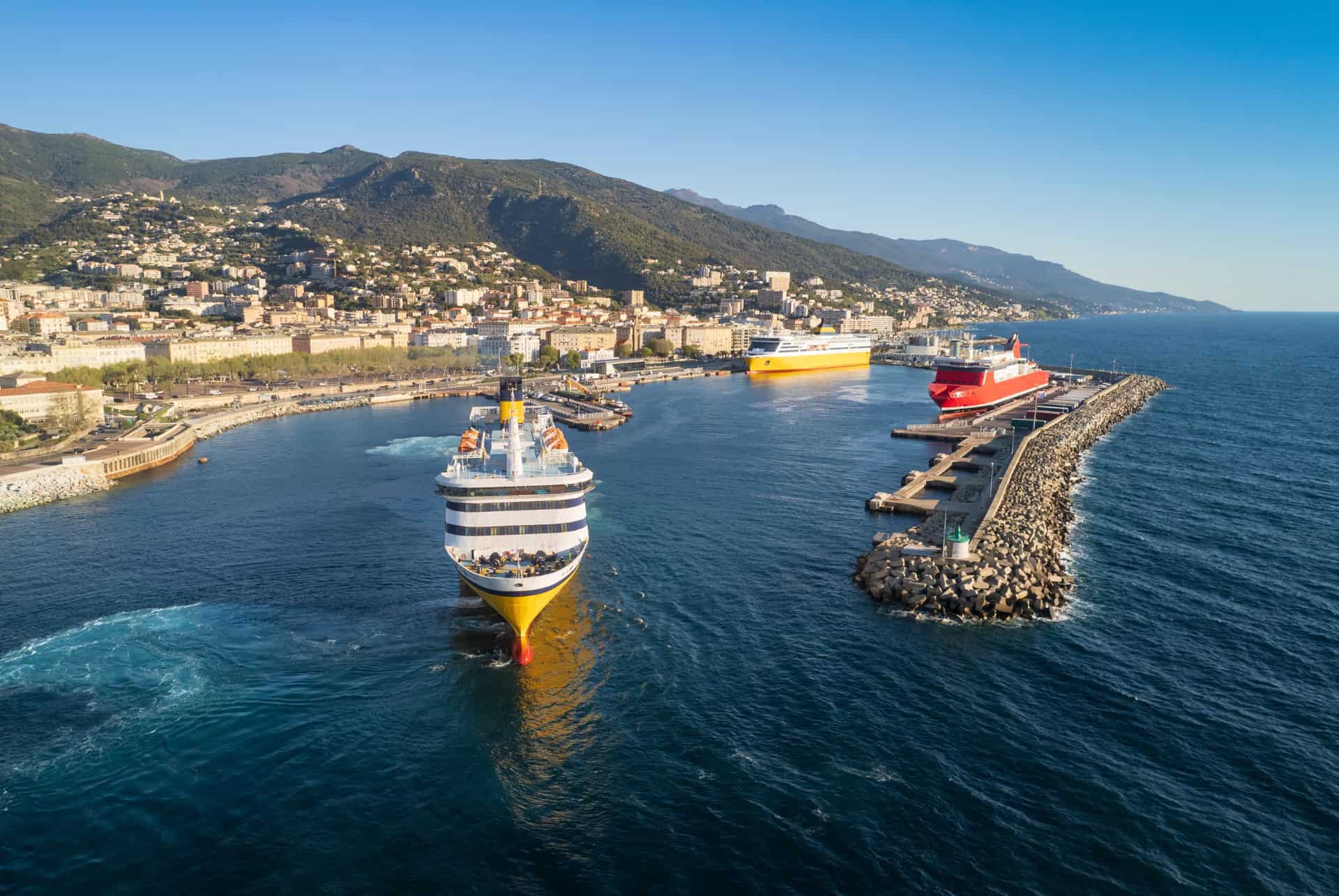 ferry dans le port de bastia