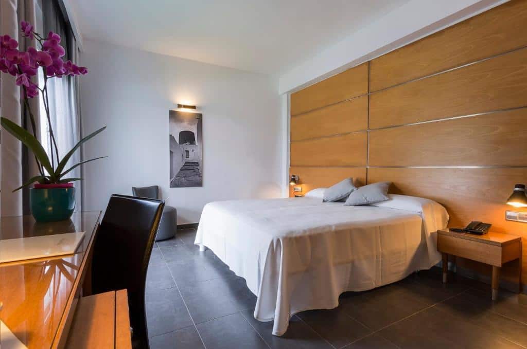 palladium hotel cala llonga dormir ibiza