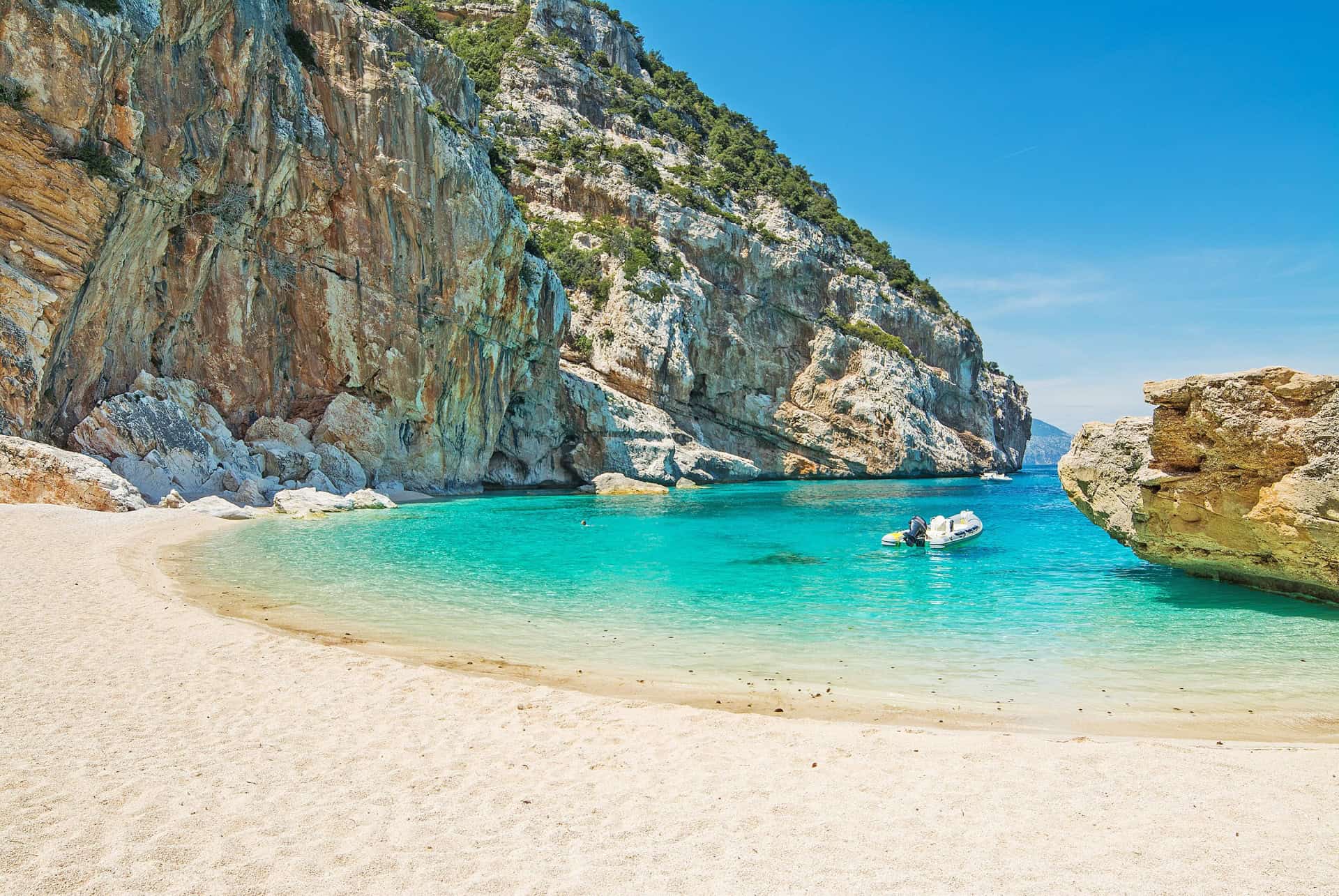 plage de cala mariolu en sardaigne