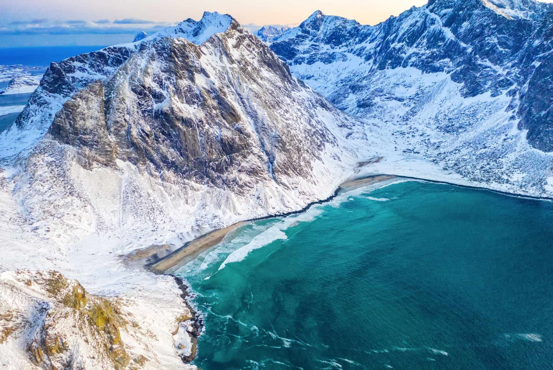 plage de kvalvika en hiver