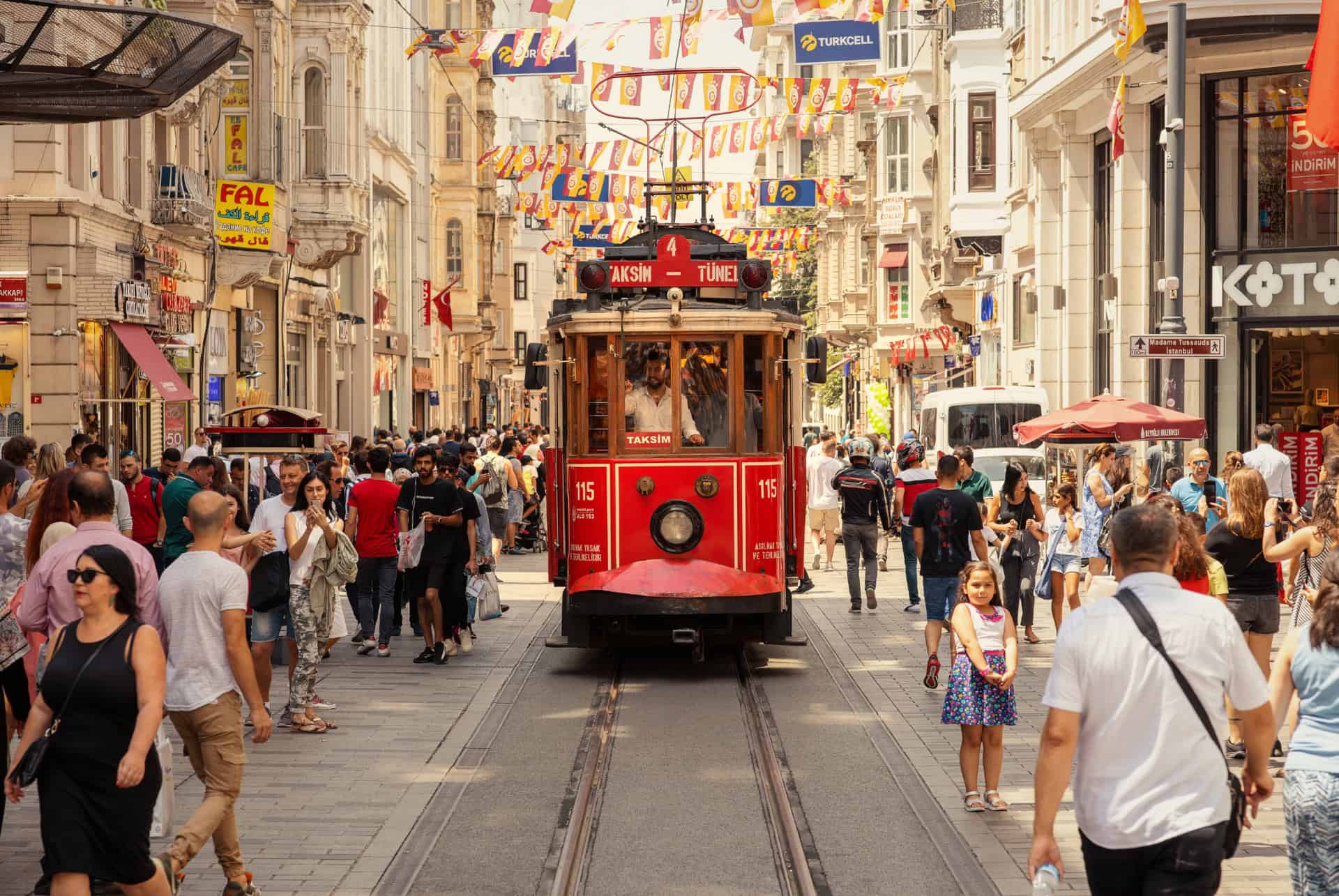 quand partir en turquie touristes dans la rue a istanbul