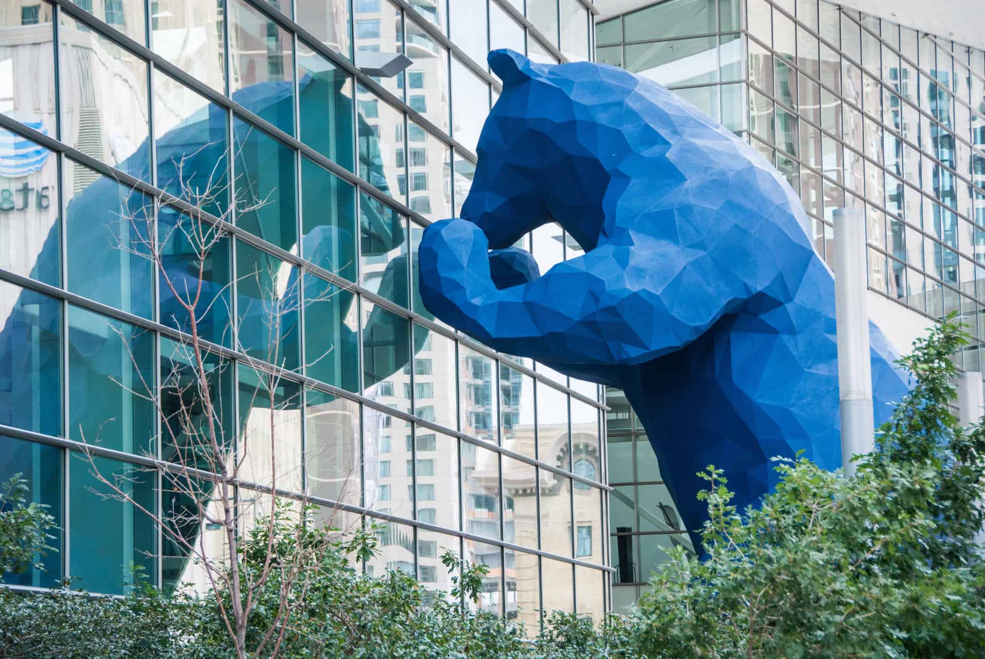 statue ours bleu geant