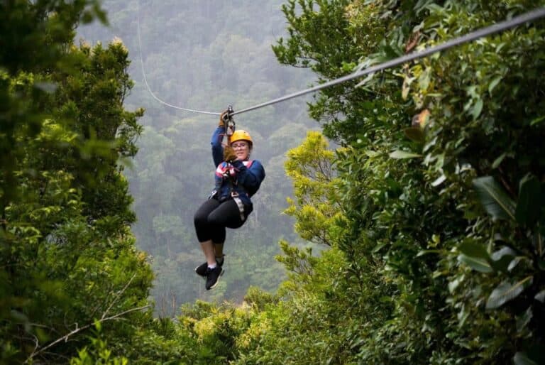 Tyrolienne et balançoire à Monteverde