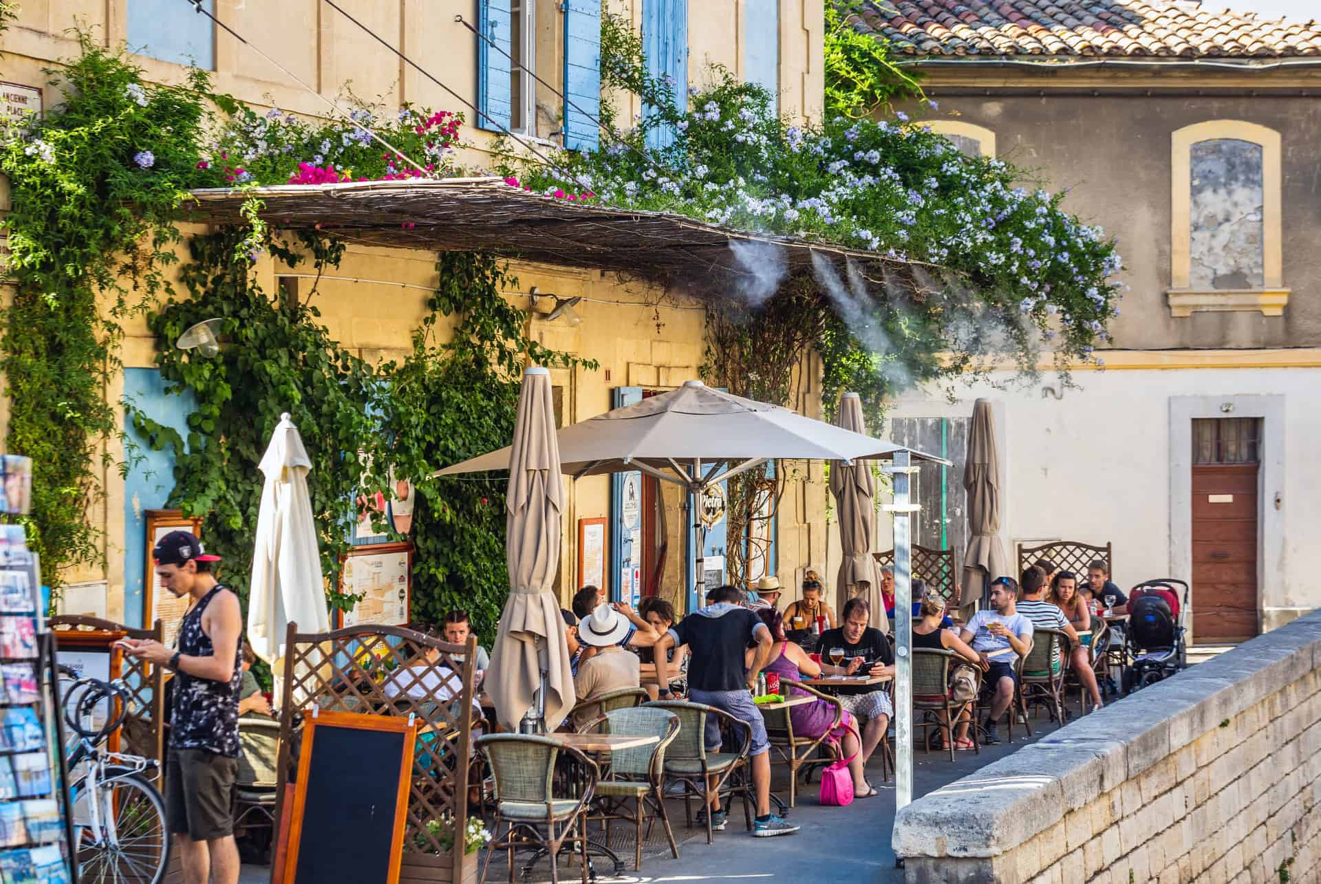 place et cafe a arles