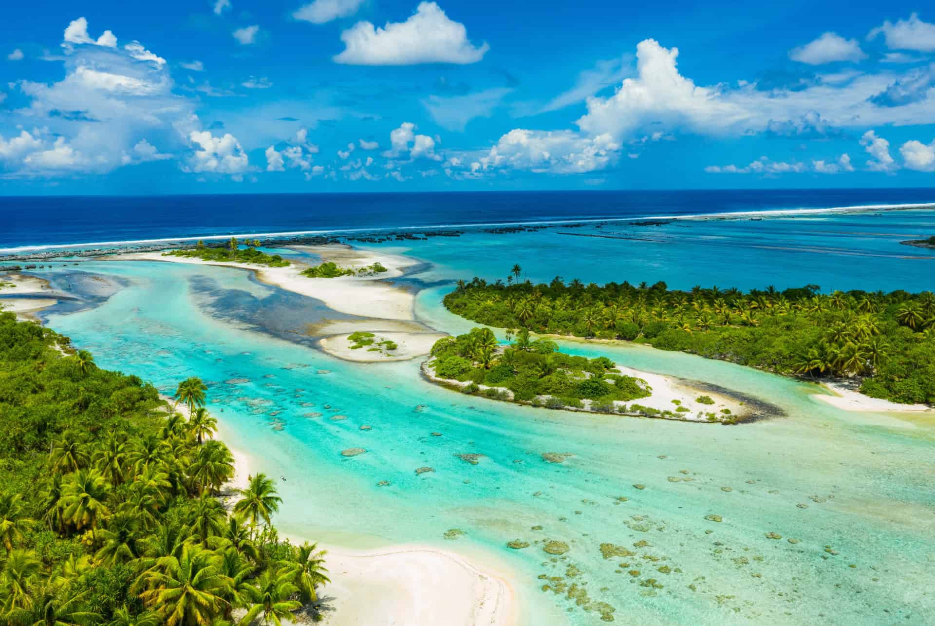 vue aerienne de rangiroa et de son lagon