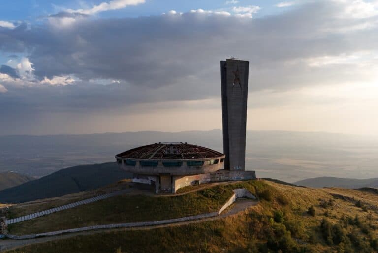 Excursion à la vallée des Roses et au monument Bouzloudja