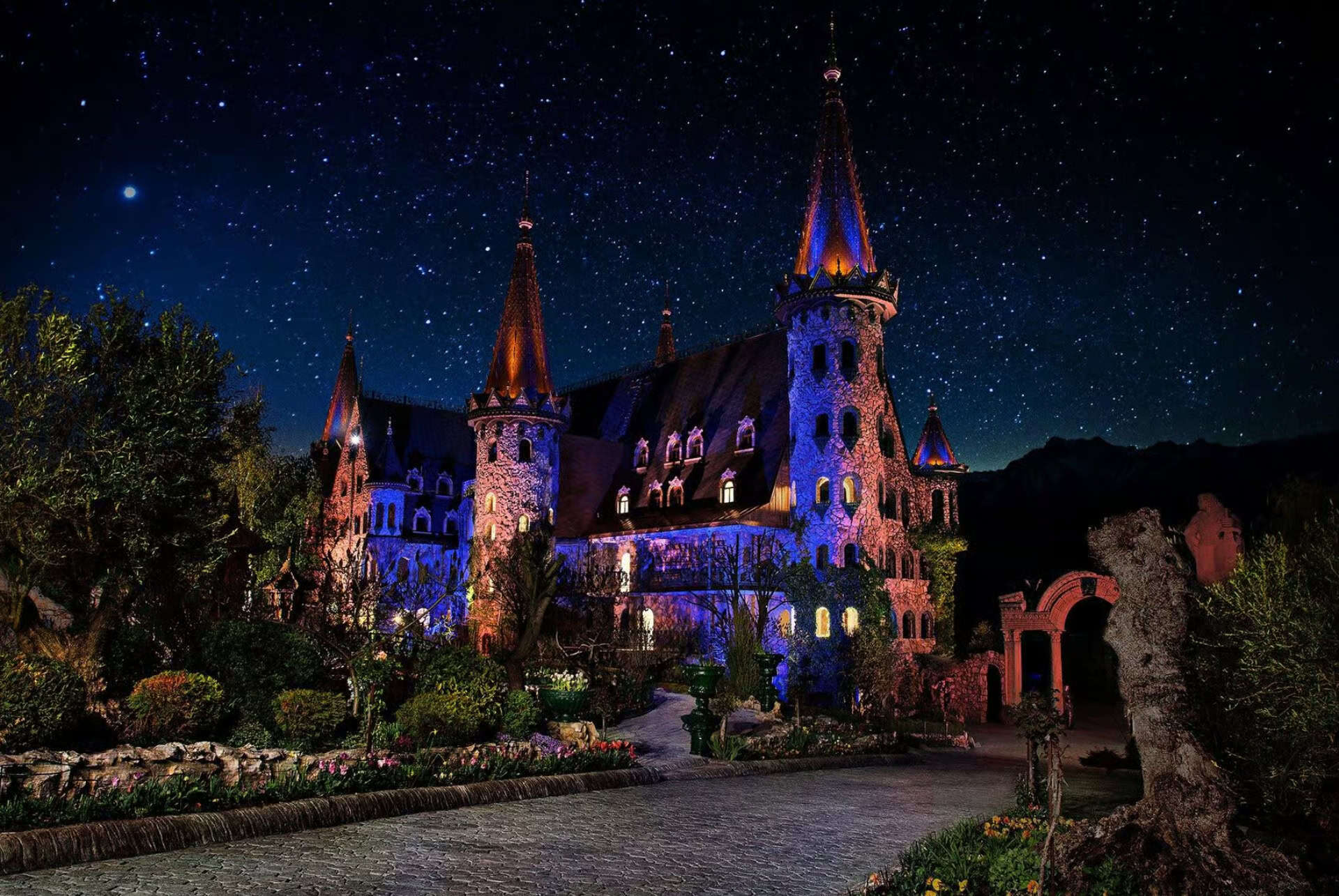 chateau de ravadinovo avec illuminations nocturnes
